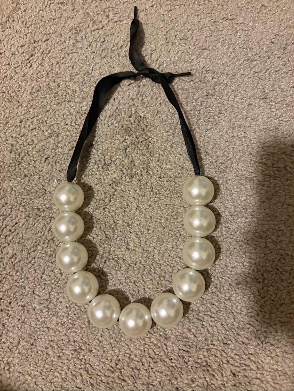 Costume Pearl Ribbon Necklace - White